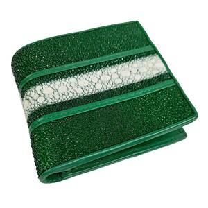 Pode incluir: Carteira de couro verde com uma faixa branca. A carteira é feita de couro texturizado e tem um design de duas dobras. A faixa branca tem um padrão salpicado único. As bordas são cuidadosamente costuradas.