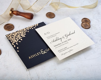 Zwart en goud huwelijksuitnodiging met reliëfbladeren, minimalistisch design, gepersonaliseerde elegantie
