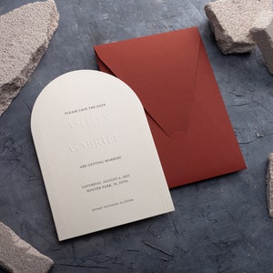 Huwelijksuitnodigingen: boog, boekdruk, reliëf, minimalistisch ontwerp, kaart met reliëf, terracotta envelop afbeelding 4