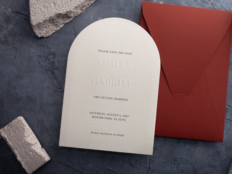 Huwelijksuitnodigingen: boog, boekdruk, reliëf, minimalistisch ontwerp, kaart met reliëf, terracotta envelop afbeelding 2