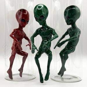 Alien Embryo in Lab Jar – Glowing Sci-Fi Specimen | Hand-Painted Resin Figure with LED Light | Green and Red UFO Minifigures by BGGT Maker