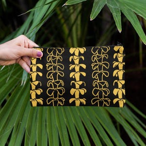 Puakenikeni Floral Makeup Bag: Hawaiian Lei Print Cosmetic Pouch