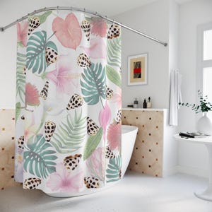 Peut inclure: Rideau de douche blanc avec un motif floral tropical. Le rideau présente des fleurs d'hibiscus roses, des feuilles de monstera vertes et des coquillages tachetés. Le motif est sur fond blanc, créant une décoration de salle de bain vibrante.