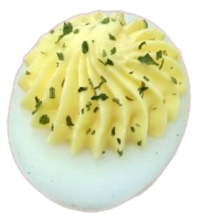 Könnte beinhalten: Ein gefülltes Ei, bedeckt mit einem Wirbel aus gelbem Eigelb und gehackten grünen Kräutern.