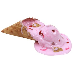 Verschüttete / Schmelzende Frische Erdbeer Eis Waffel Fake Food Replik