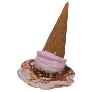 Verschüttete / Schmelzende Napoleon Eistüte Fake Food Replica