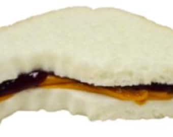 Réplica de comida falsa de sándwich de mantequilla de cacahuete y mermelada con mordisco