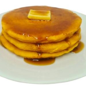 Kurzer Stapel Pfannkuchen mit Butter und Sirup-Fake-Food-Replica