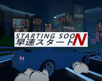 Puede incluir: Un coche azul con un letrero rojo y blanco "STARTING SOON" en japonés e inglés. El coche está conduciendo por una calle con luces de neón y vallas publicitarias en el fondo.