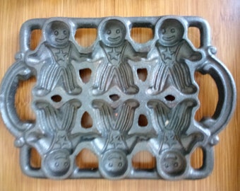 Vintage Cast Iron Gingerbread Man Pan - 6 Man Mold John Wright Co. 1985