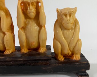 【未開封】「Wild Wise Apes」 Four Wise Monkeys Hand-carved Fish Bone Figures on Wood