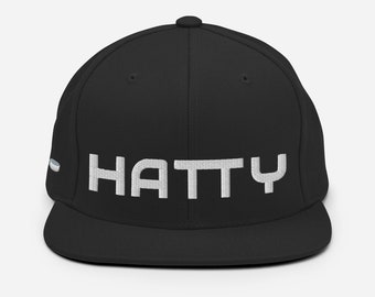 Hockey IQ - HATTY - Hat Trick - Bordado blanco - Gorra estructurada de visera plana con cierre ajustable