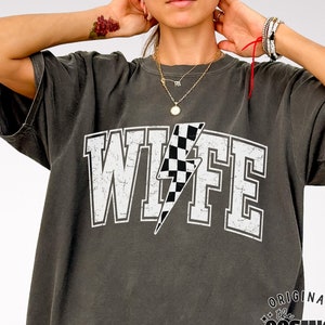 Esposa PNG, Camisa de Esposa PNG, Esposa PNG, Esposa Universitária PNG, Vida de Esposa PNG, Relâmpago de Esposa PNG, Esposa Retro PNG, Camisa de Esposa, Download Digital