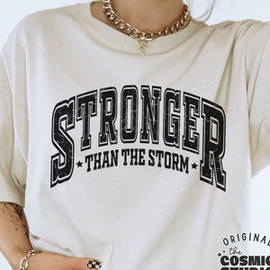 Más fuerte que la tormenta Svg Png, Svg inspirador, Svg de cita positiva, Svg de amor propio, Svg motivacional, Svg sé fuerte, Svg sé amable, Archivo de corte