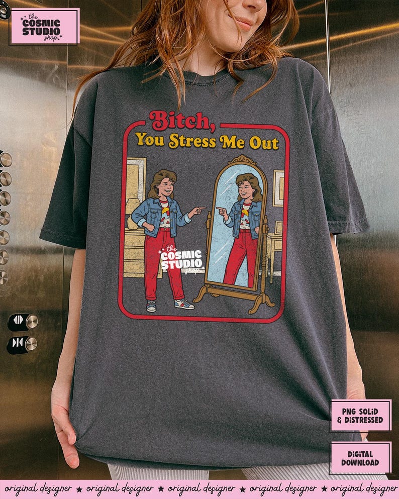 以下が含まれることがあります： 赤と黄色の「Bitch, You Stress Me Out」という文字がプリントされた濃いグレーのTシャツ。鏡に映った自分を指さす女性のグラフィック。Cosmic Studioのロゴが見えます。デジタルダウンロード可能。