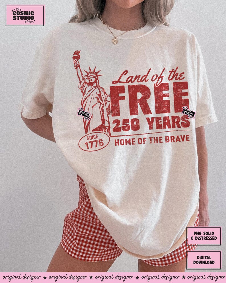 以下が含まれることがあります： クリーム色のTシャツ。赤色の自由の女神のグラフィックと「Land of the Free, 250 Years, Since 1776, Home of the Brave」の文字。デジタルダウンロードです。