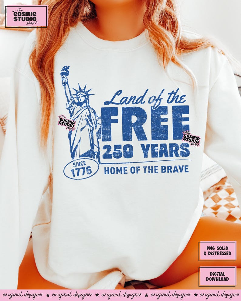 以下が含まれることがあります： 自由の女神と「Land of the Free, 250 Years, Since 1776, Home of the Brave」の文字が青色でプリントされた白いスウェットシャツ。「PNG Solid & Distressed」と「Digital Download」の文字も含まれています。