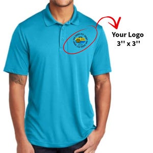 Op de afbeelding: Een turquoise poloshirt met een logo op de rechterborst. Het logo is een cirkel met de tekst "The Good Pet Shop" en een afbeelding van een dierenmand. Het logo is 7,6 cm bij 7,6 cm.