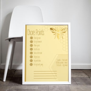 Puede incluir: Un cuadro de tareas domésticas amarillo y dorado con una ilustración de abeja. El cuadro enumera las tareas y los puntos que se ganan por completarlas. El texto dice "Chore Points", "Clean my room", "Do my homework", "Make my bed", "Feed the cats", "Take out the trash", "Tidy my toys", "Help with dishes", "Put my laundry away", "5 points = 1 hole punch", "10 holes punched = reward", "5 full cards = big reward".