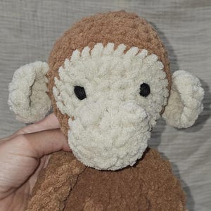 Apa Knuten Älskling – Brun Beige Virkad Babyplysch | Mjuk Gosedjursleksak | Handgjord Babyshowerpresent | Djungel Barnrumsdekoration