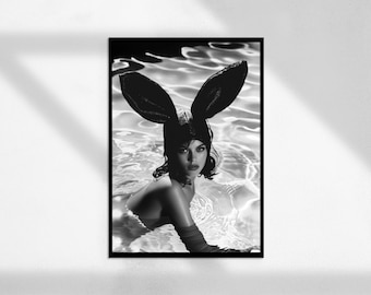 Bunny Girl (Photographie de mode, Photographie vintage, Noir et Blanc, Retro Photo Art, vintage Portrait Nudity Art)