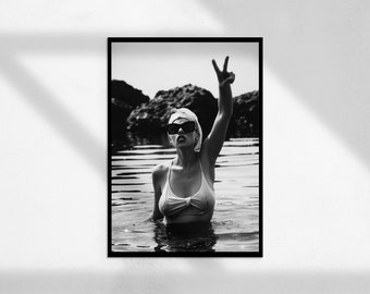 Maillot de bain ( Woman in Beach Print, Affiche féministe, Photographie de femme, Noir et Blanc, Photographie vintage, Décor de salle de bain )