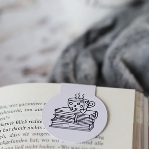 Magnet-Lesezeichen: Büchersapel mit Teetasse, just one more Story, verrutscht nicht/fällt nicht aus dem Buch, weiß, Kraftkarton