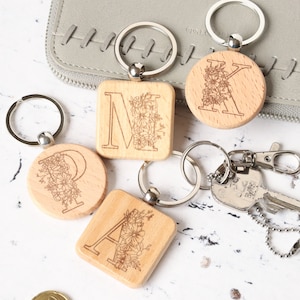 Schlüsselanhänger mit Blumenbuchstaben, individueller Buchstabe, Monogramm, aus Holz, eckig oder rund,  Geschenk, kleine Aufmerksamkeit,