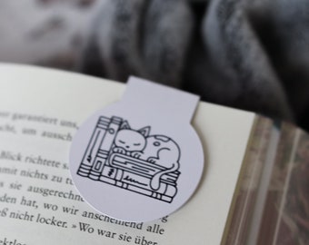 Magnet-Lesezeichen: Büchersapel mit schlafender Katze, just one more Story, verrutscht nicht/fällt nicht aus dem Buch, weiß, Kraftkarton