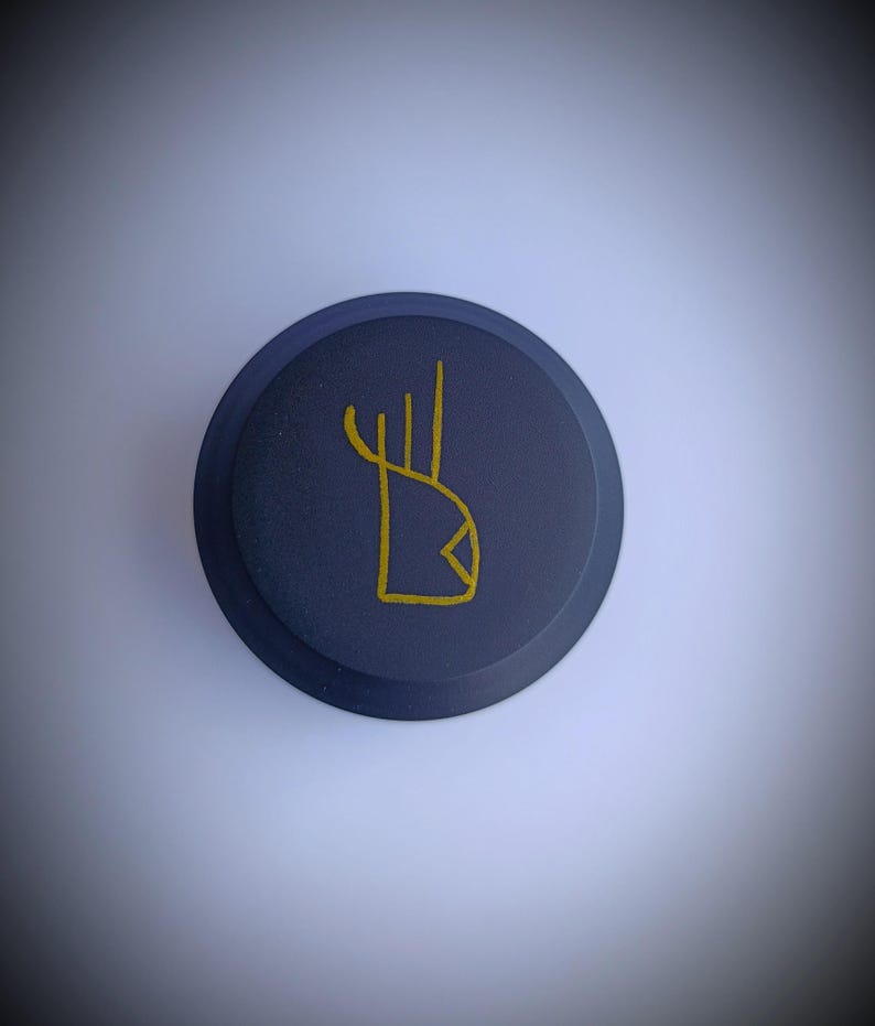 K&ouml;nnte beinhalten: Ein runder, dunkelblauer Untersetzer aus Keramik mit einem goldenen, abstrakten Design.