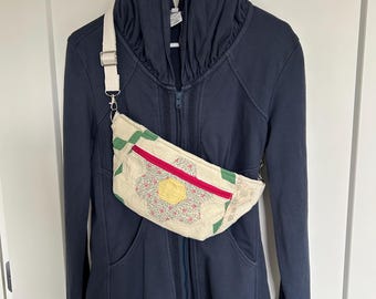 Riñonera vintage reciclada con forro de edredón: bolso de cinturón reutilizado con correa ajustable.