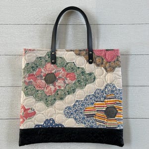 Bolsa tote vintage com alças de couro pretas e estampa hexagonal