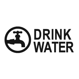 Könnte beinhalten: Schwarzweißgrafik eines Wasserhahns mit dem Text "DRINK WATER" darunter.
