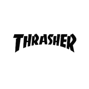 以下が含まれることがあります： 白の背景に、黒の「Thrasher」ロゴ。ワードマークは太字でわずかに湾曲しており、クラシックで認識しやすいデザインです。画像はシンプルでクリーンです。