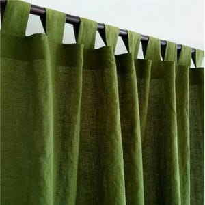 Peut inclure: Rideaux en lin vert avec un design simple et moderne. Les rideaux sont suspendus à une tringle avec une embout décoratif.