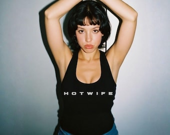 Hotwife - Bred, vid bröstkorg, centrerad bröstkramande design, Slutwife Linne