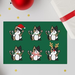 Puede incluir: Una tarjeta verde con seis gatos de dibujos animados con pelaje negro, marrón y blanco. Cada gato tiene un accesorio navideño diferente, incluyendo un gorro de Papá Noel, una guirnalda y cuernos de reno. Una bola roja y una caja de regalo están en el fondo.