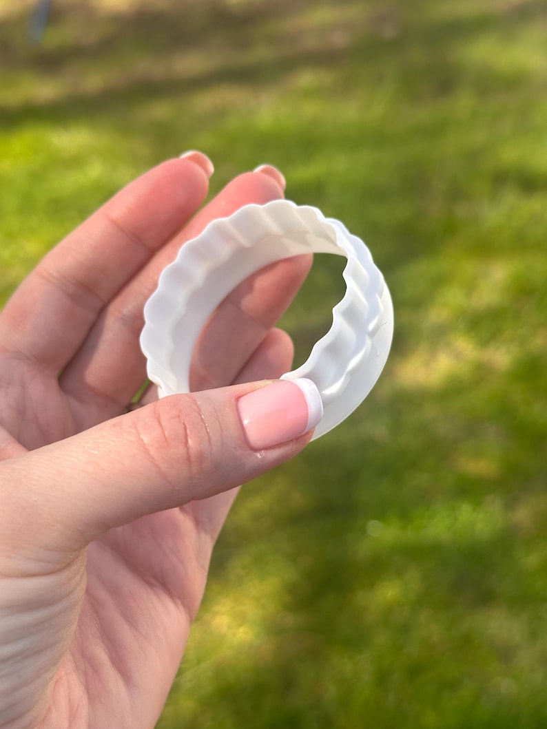 Op de afbeelding: Een set van drie keramische mokken met een gespikkelde, matte afwerking. De mokken zijn in cr&egrave;me, lichtgrijs en donkergrijs. Elke mok heeft een eenvoudig, minimalistisch ontwerp.