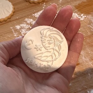 Gepersonaliseerde Ice Queen Biscuit-stempel – aangepaste 3D-geprinte fondant-embosser afbeelding 4