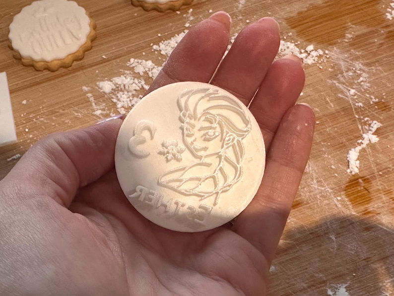 Gepersonaliseerde Ice Queen Biscuit-stempel – aangepaste 3D-geprinte fondant-embosser afbeelding 4