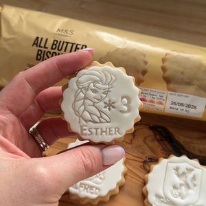 Gepersonaliseerde Ice Queen Biscuit-stempel – aangepaste 3D-geprinte fondant-embosser afbeelding 2