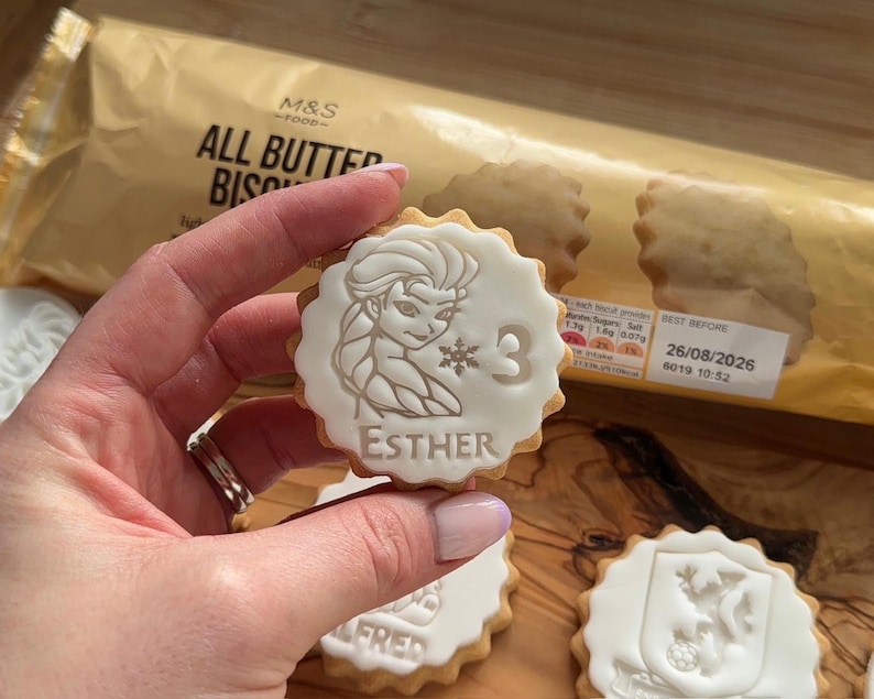 Gepersonaliseerde Ice Queen Biscuit-stempel – aangepaste 3D-geprinte fondant-embosser afbeelding 2