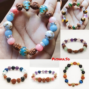 Puede incluir: Seis pulseras diferentes con cuentas y dijes de varios colores. Las pulseras presentan una mezcla de piedras naturales, como amatista, ágata y ojo de tigre, así como detalles dorados. Todas las pulseras están encordadas con cordón elástico y están diseñadas para adaptarse a la mayoría de las muñecas.