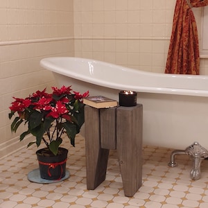 Wooden rustic cozy stool. Wooden decorate bathroom interior.Handgefertigte Hocker.Rustikaler, gemütlicher Holzhocker.Sedia in legno massello