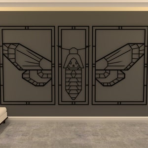 Könnte beinhalten: Eine geometrische Wandskulptur aus schwarzem Metall, die eine Motte mit drei separaten Rahmen darstellt. Die Motte ist im minimalistischen Stil mit einem geometrischen Design gehalten.