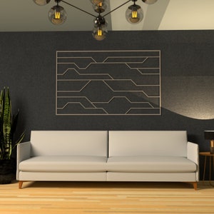 Könnte beinhalten: Ein weißes Sofa mit einem geometrischen Wanddekor aus Metall darüber. Das Sofa steht vor einer dunkelgrauen Wand mit einem hellen Holzboden.