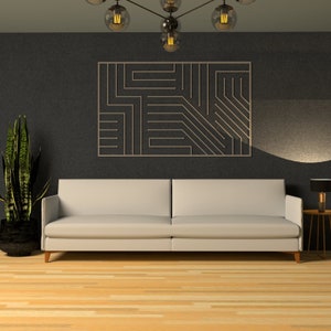 Könnte beinhalten: Ein weißes Sofa mit einem geometrischen Wandbild aus Metall darüber. Das Sofa steht vor einer dunkelgrauen Wand mit Holzboden.