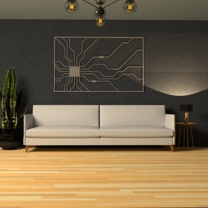 Könnte beinhalten: Ein weißes Sofa mit einem geometrischen Wandbild aus Metall darüber. Das Sofa steht in einem Raum mit einer dunkelgrauen Wand und einem Holzboden. Rechts vom Sofa steht ein kleiner Tisch mit einer Lampe.