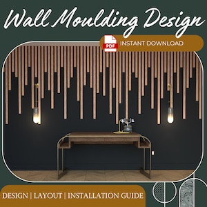 Peut inclure: T&eacute;l&eacute;chargement num&eacute;rique d'un design de moulure murale avec un motif de lattes de bois verticales. Le design comprend un plan et un guide d'installation. L'image montre un rendu 3D du design dans une pi&egrave;ce avec un mur noir, un bureau en bois et deux lampes.