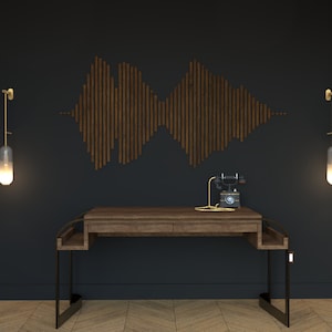 Op de afbeelding: Een donkerhouten bureau met een zwart metalen frame en een vintage draaitelefoon op het oppervlak. Het bureau staat voor een zwarte muur met een houten geluidsgolf wandkunst en twee gouden wandlampen met glazen lampenkappen.